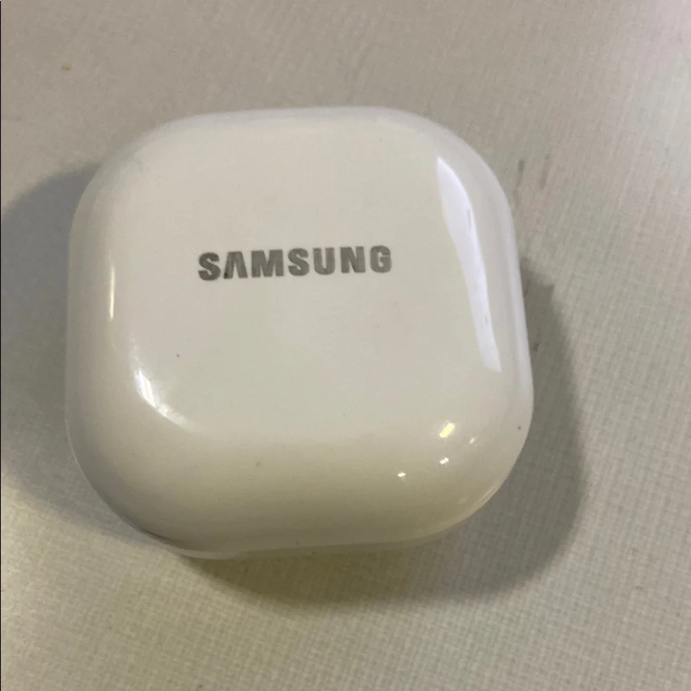 Samsung Glossy White Earbuds Case
